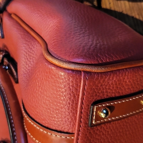 Dooney& Bourke 12.5×8 ×5 gorgeous deep orange color. Handle and shoulder strap - Picture 11 of 11